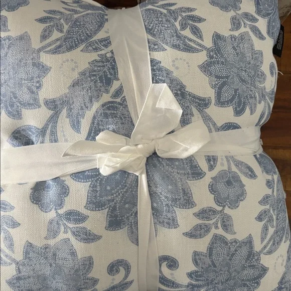 Ralph Lauren Blue Floral Accent Pillow 18 x 18 - Picture 3 of 3